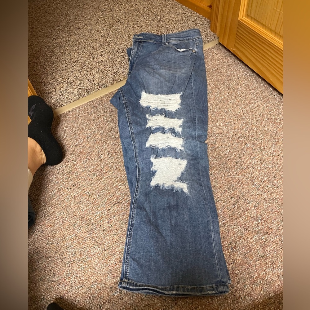 Melissa McCarthy Seven7 distressed denim jeans.
